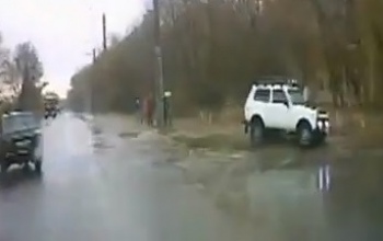 Оренбургский водитель, пытаясь избежать столкновения, снес дорожный знак