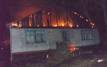 Пожарные вытащили семь человек из горящей квартиры в поселке Переволоцкий
