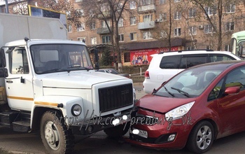 В Оренбурге на Пролетарской произошло тройное ДТП