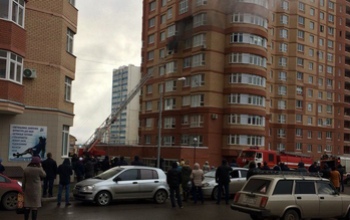 Огнеборцы вытащили из горящей квартиры в Оренбурге четырех человек