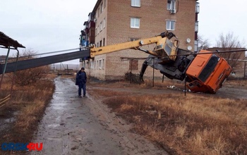 Подъемный кран рухнул во время капремонта кровли дома в Орске