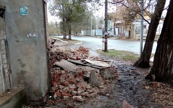 В Оренбурге за гостиницей «Факел» прохожие спотыкаются о кучи мусора
