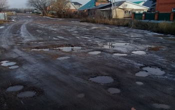В Оренбурге многие годы не могут отремонтировать дорогу
