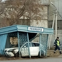 В Оренбурге вызволяли авто, влетевшее в остановочный павильон