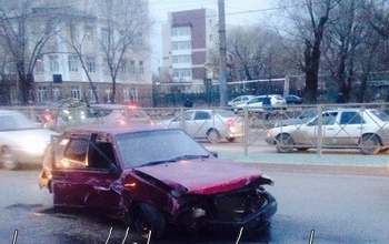 В Оренбурге на проезжей части перевернулся ВАЗ-2109 