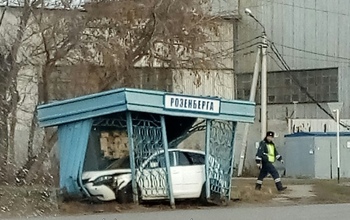 В Оренбурге вызволяли авто, влетевшее в остановочный павильон