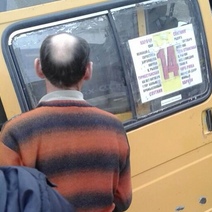 У оренбургской маршрутки на остановке отвалилась дверь