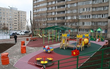 Жители улицы Чкалова вместе с коммунальщиками посадили деревья в обновлённом дворе