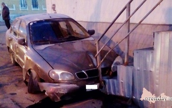 В Оренбурге Zaz Chance  врезался в крыльцо магазина