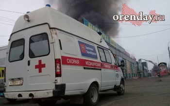 Спасатели эвакуировали более 40 человек из горящего ТЦ в Оренбурге