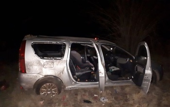 На оренбургской трассе опрокинулся автомобиль с детьми