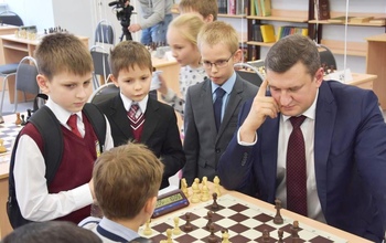 Глава Оренбурга проиграл школьнику в шахматы