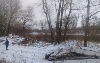 На берегу реки Урал в Оренбурге незаконно вываливают строительный мусор
