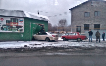 В Оренбурге на улице Шоссейной Toyota Camry  влетела в гараж