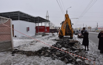 В администрации Оренбурга возмущены варварским разрушением нового тротуара по ул. Терешковой