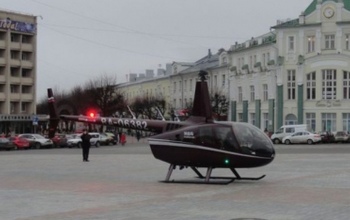 В Орле обсуждают вертолет из Оренбурга, приземлившийся в центре города