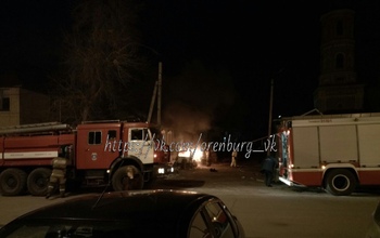 В Оренбурге возле церкви на улице Попова загорелся автомобиль 