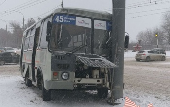 В Оренбурге маршрутный автобус врезался в опору ЛЭП
