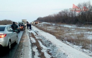 На автодороге Оренбург - Беляевка фура слетела в кювет