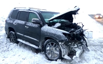Опубликованы фотографии с места ДТП с участием Lexus на трассе Оренбург - Орск
