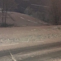 В Новотроицке едва не сбили ребенка, который катался с горки возле проезжей части 