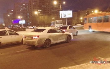Toyota Camry и Volkswagen Passat столкнулись в Оренбурге