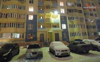 Восьмилетняя девочка крепко уснула, а родители из-за этого не смогли попасть в квартиру