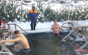 Кому не стоит окунаться в прорубь в Крещенскую ночь