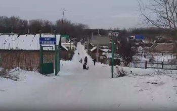 В оренбургском СНТ «Химик» дети катаются по дороге-горке 