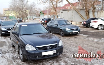 Парковка возле оренбургского СК полным-полна черных 