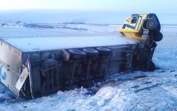 Полицейские оказали помощь водителю опрокинувшегося в кювет грузовика в Оренбуржье