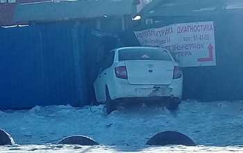 В Оренбурге автомобиль въехал в забор частного дома 