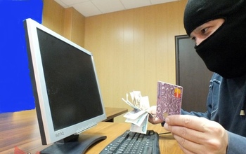 Сфотографировал и заменил сим-карты: оренбуржец обкрадывал коллег