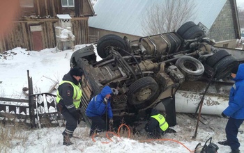 В Орске перевернулся грузовик Scania