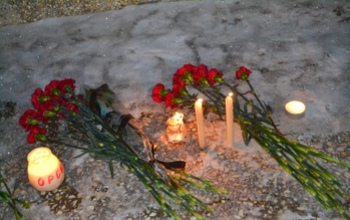 Оренбуржцы зажигают свечи, скорбя о погибших в результате авиакатастрофы