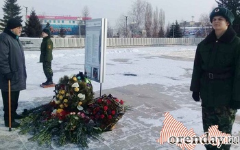 В Орске организовали вахту памяти возле стенда с фотографиями погибших в авиакатастрофе