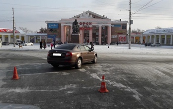 В Орске пьяный водитель Skoda сбил женщину с ребенком на руках