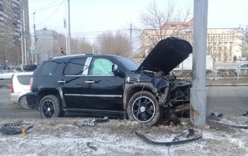 Cadillac Escalade врезался в столб в Оренбурге