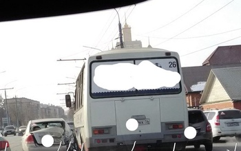 В Оренбурге пассажирский автобус протаранил две машины 