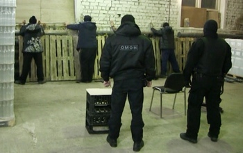 В Оренбурге полиция накрыла подпольный цех по производству нелегального алкоголя 