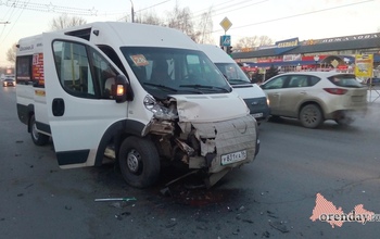 В Оренбурге не поделили дорогу маршрутка и легковушка