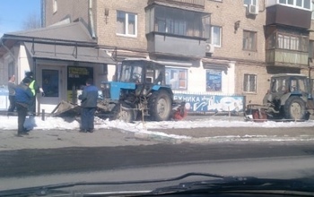 Полицейские толкали трактор, застрявший между магазином и забором в Орске