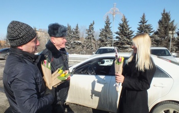 В Оренбурге инспекторы ГИБДД поздравили автоледи 