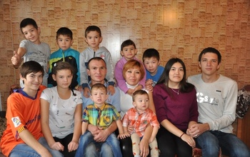 Десять по лавкам: оренбуржцы воспитывают 5 родных детей и 5 племянников