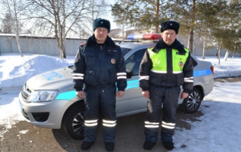 В Октябрьском госавтоинспекторы побывали в роли пожарных 