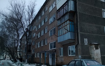 В оренбургском поселке житель пятиэтажки держит в страхе соседей