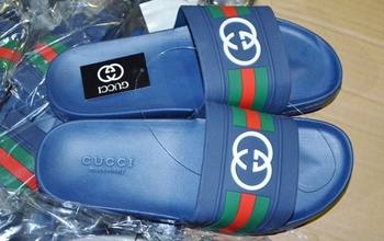 Таможня изъяла ввезенные в Оренбуржье шлепанцы от «Gucci» и бейсболки от «ЦСКА»