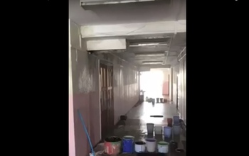 В Новотроицке детям после каникул придется идти в школу, где дырявая крыша