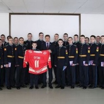 Оренбургским кадетам передали хоккейный свитер Путина