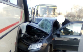 Соцсети: в Оренбурге такси столкнулось с пассажирским автобусом